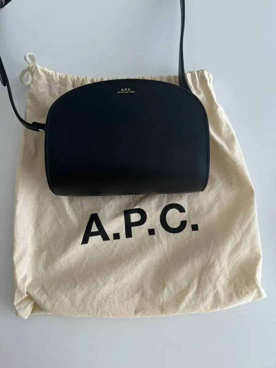 A.P.C. 아페쎄 하프문백 미니